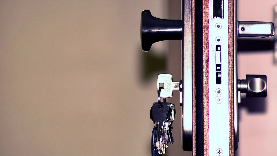 Lock set installed in the edge of a door